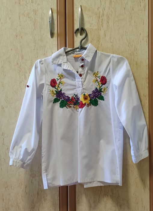 Біла вишиванка для дівчинки