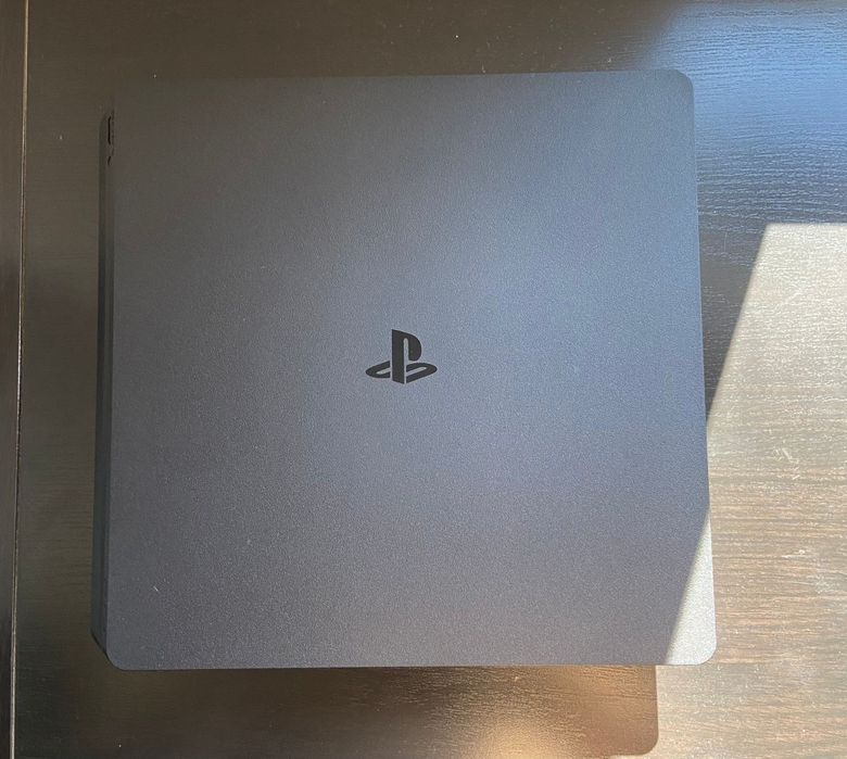 PS4 Slim 1 TB como nova + 1 comando + 4 jogos