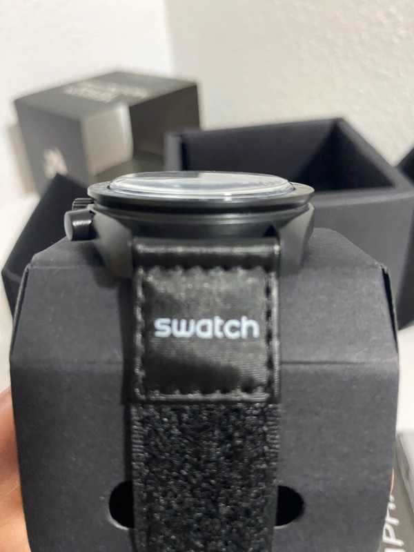 Omega x Swatch Snoopy Lune Noire: Détails du design sombre