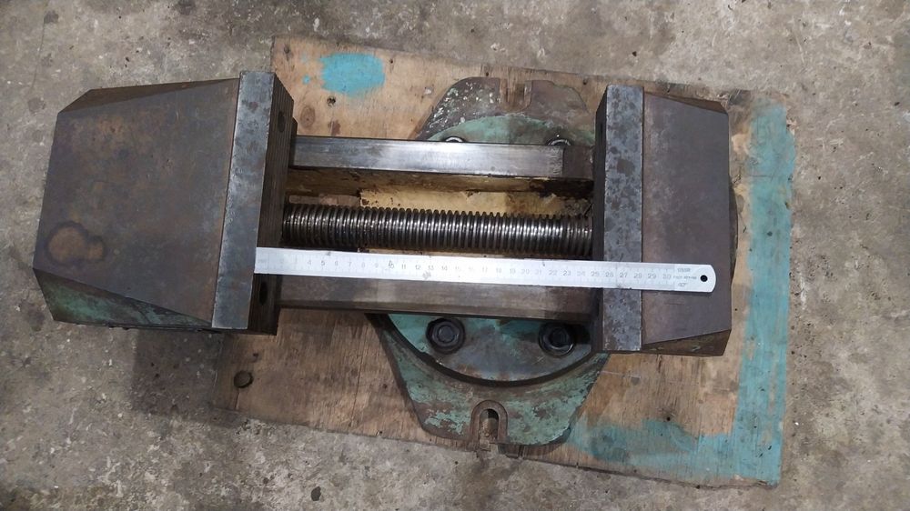 Лещата(тиски) фрезерні,поворотні.