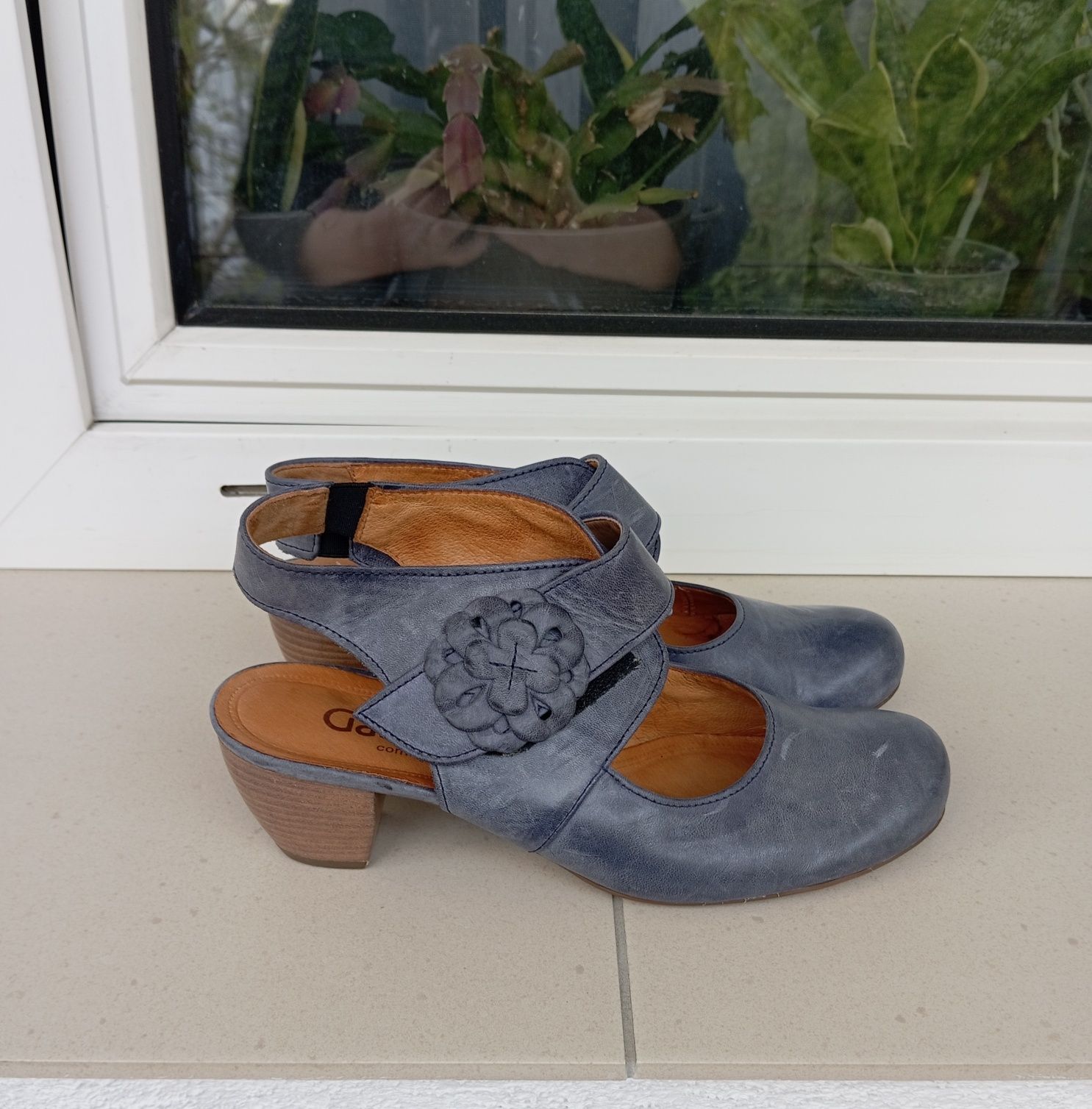 Szaro-niebieskie skórzane buty Gabor, rozmiar 5,5, zapinane na rzepy.