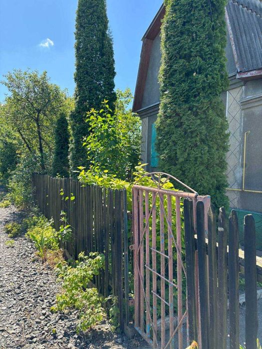 Біля будинку затишна бесідка, де  можна смажити шашлик .Лезнево.