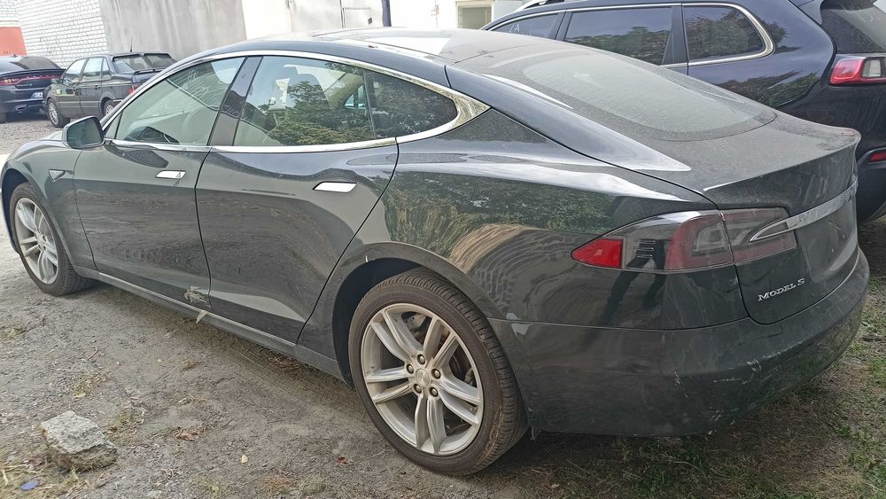 TESLA model S 85 kw Пневмопідвіска