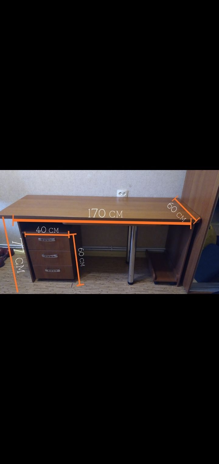 Мебель( полки, стол, тумбочка)