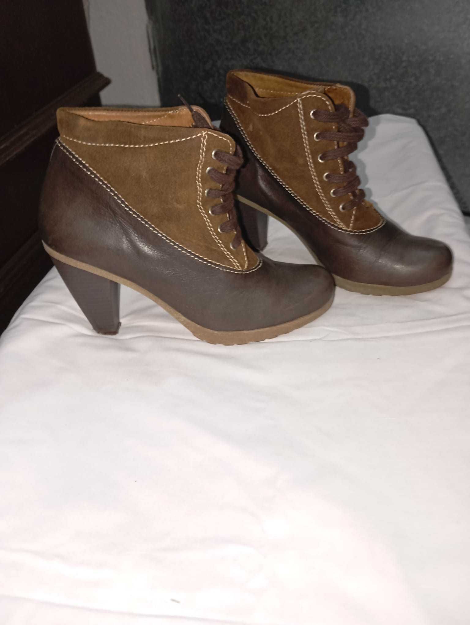 Botas salto alto cremes, com atacadores