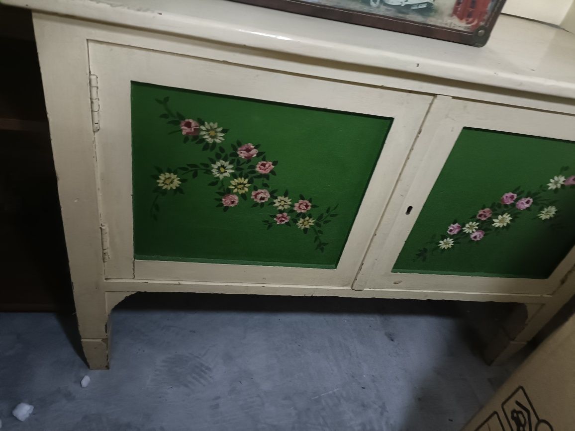 Aparador antigo pintado à mão