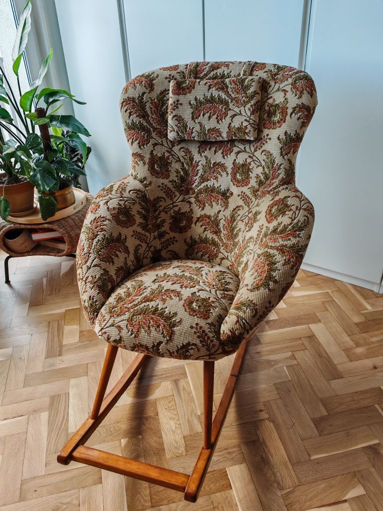 Fotel bujany uszak vintage z Norwegii drewniany stelaż