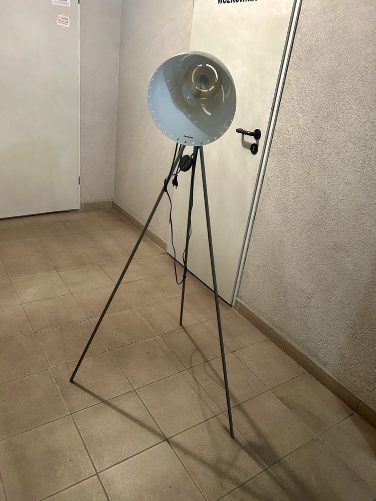 Lampa stojąca do salonu