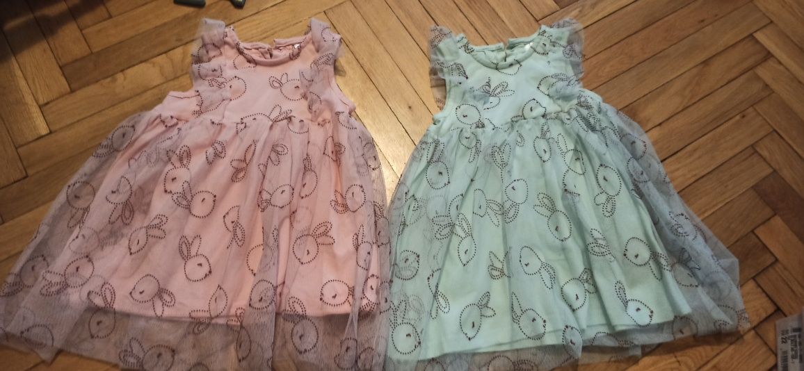 Dwie sukienki w króliczki, bliźniaczki rozm 80
