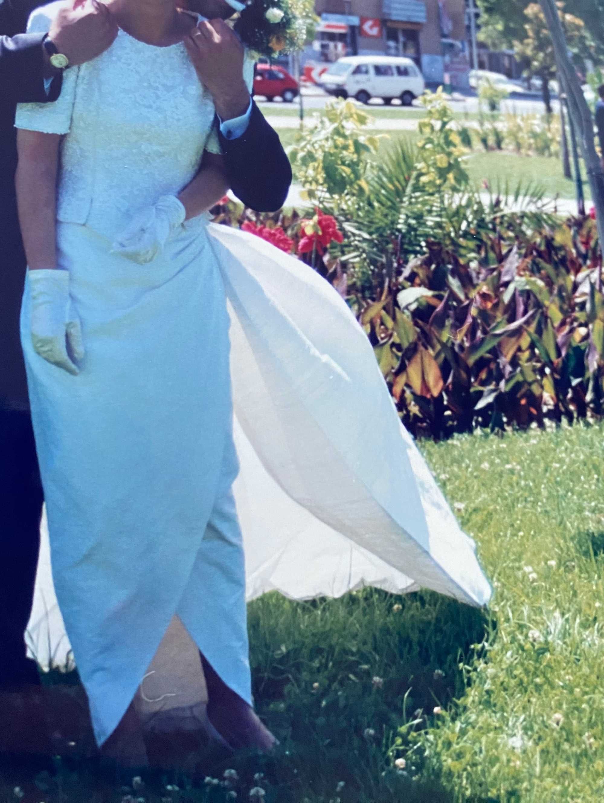 Vestido de noiva vintage com luvas e sapatos