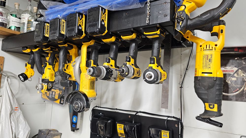 3д друк Настінні тримачі для інструментів та аккумуляторів DeWalt