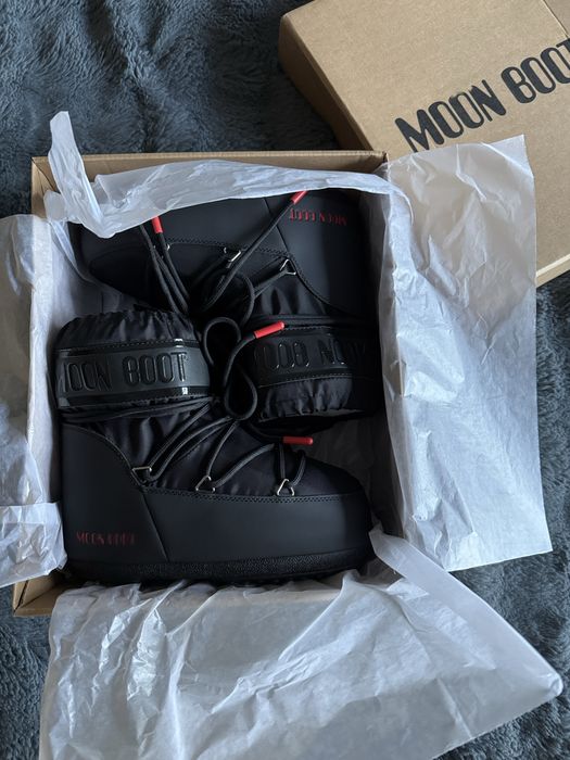 В наявності Moon boot moschino