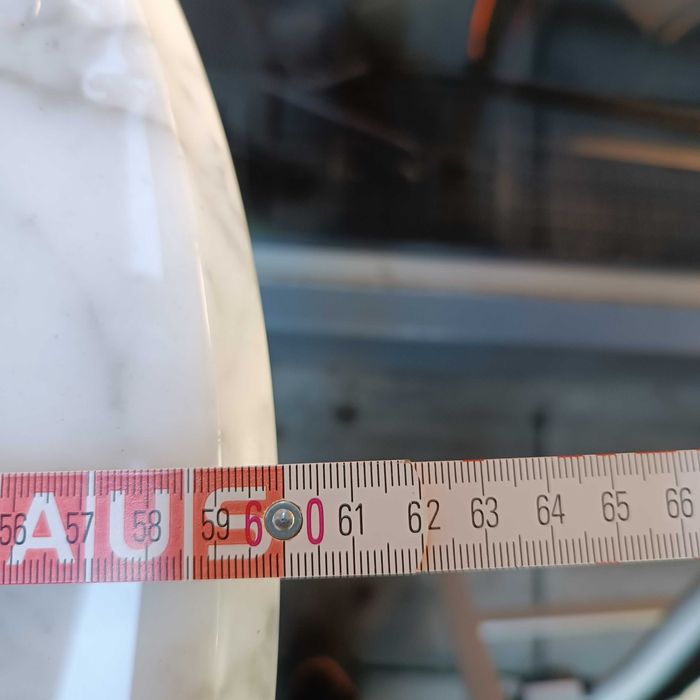 Stolik żeliwny z marmurowym blatem.