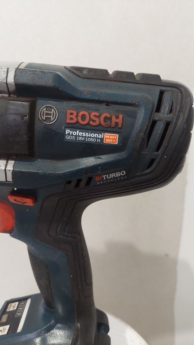 Klucz udarowy Bosch GDS 18v-1050H bateria 8Ah nasadki udarowe