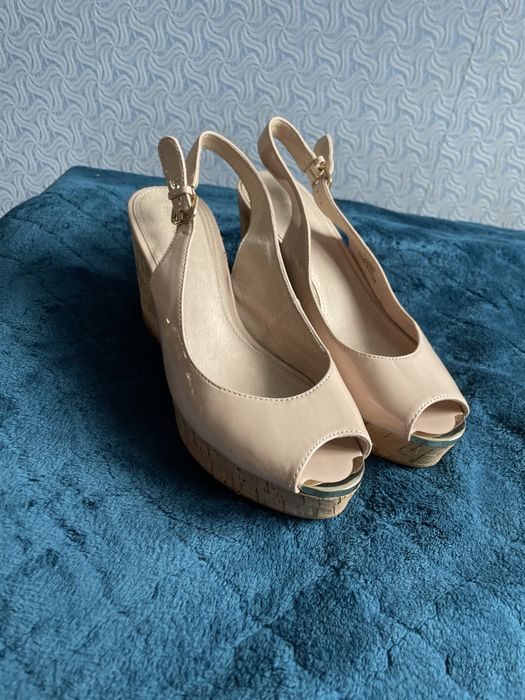 Продам босоніжки на танкетці пудрового кольору.В гарному стані.