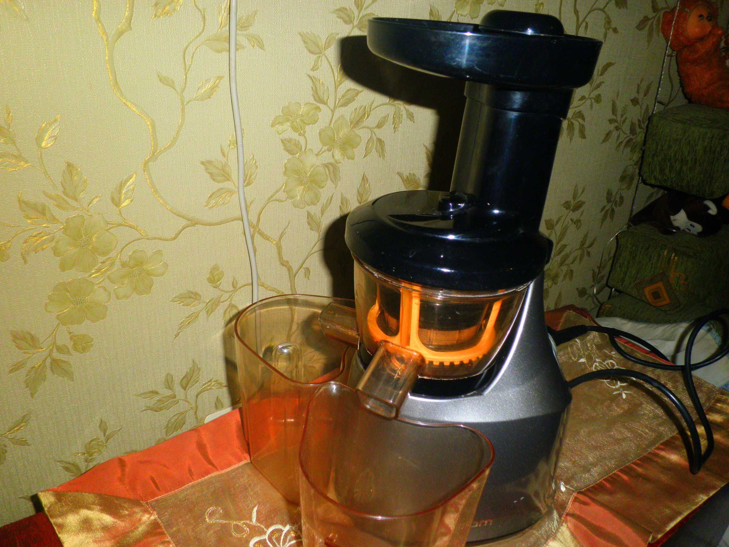 шнековая соковыжималка Slow Juicer HU-400