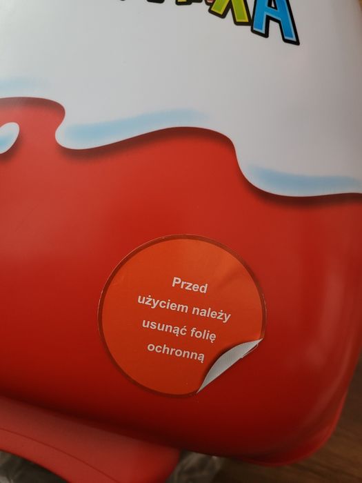Walizka kinder jajko niespodzianka, plus gratis naklejki.