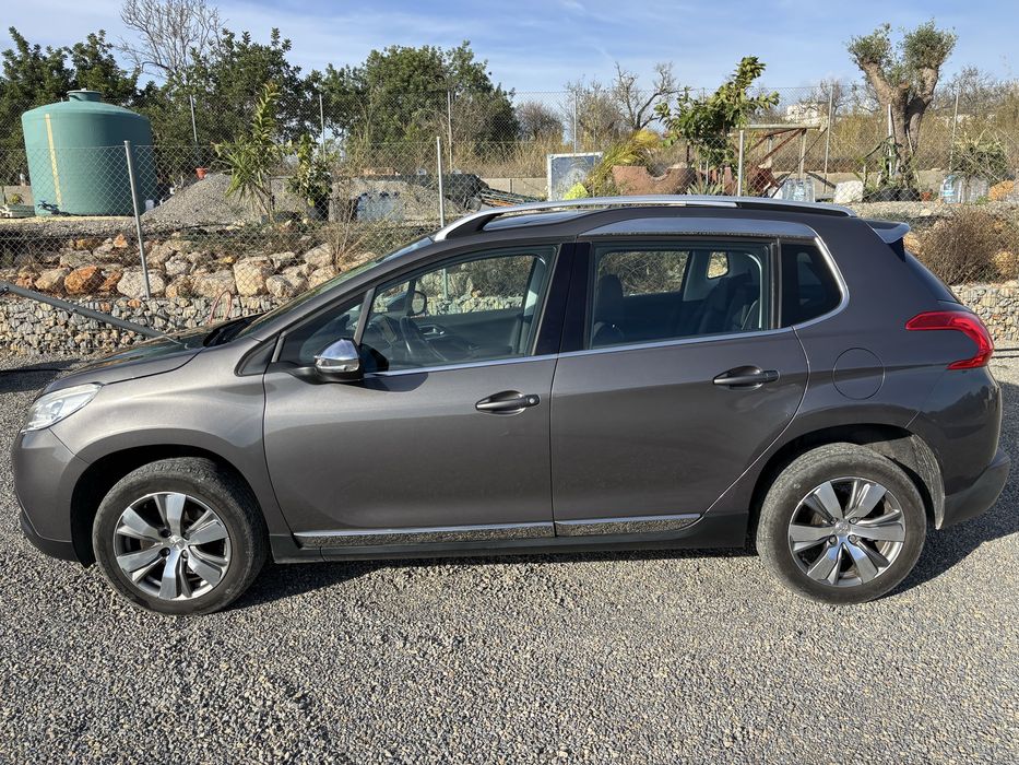 Peugeot 2008 Allure (2016) 1,2 Ltr. - 81 kW PureTech TETO PANORÂMICO