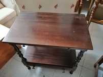 Mesa de apoio com prateleira extensível