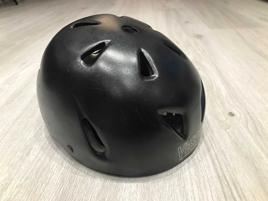 Kask sportowy, rowerowy, narciarski, hokejowy