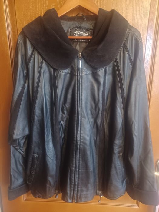 Шкіряна куртка жіноча,розміо 52-54 .
