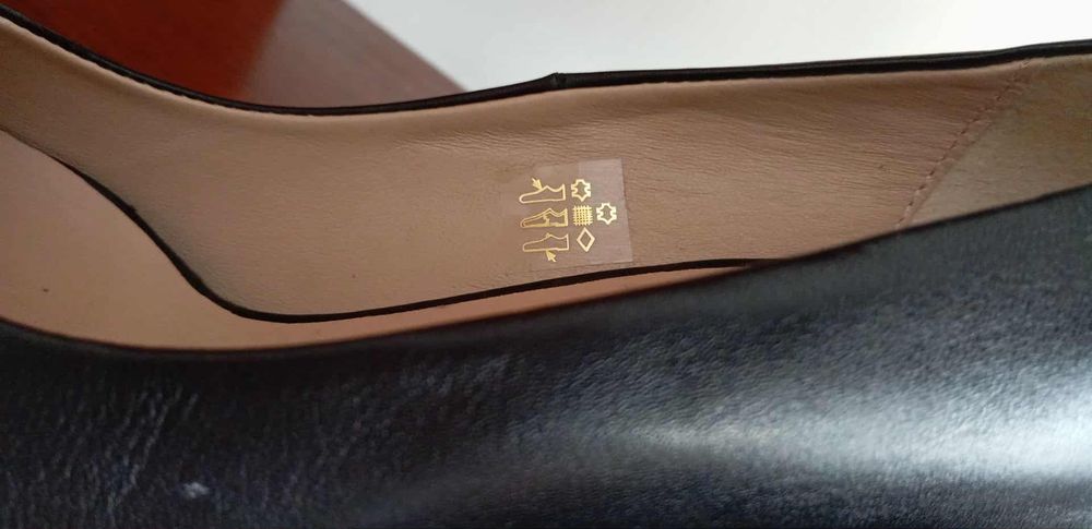 Sapatos pretos de tacão, em couro, tamanho 39