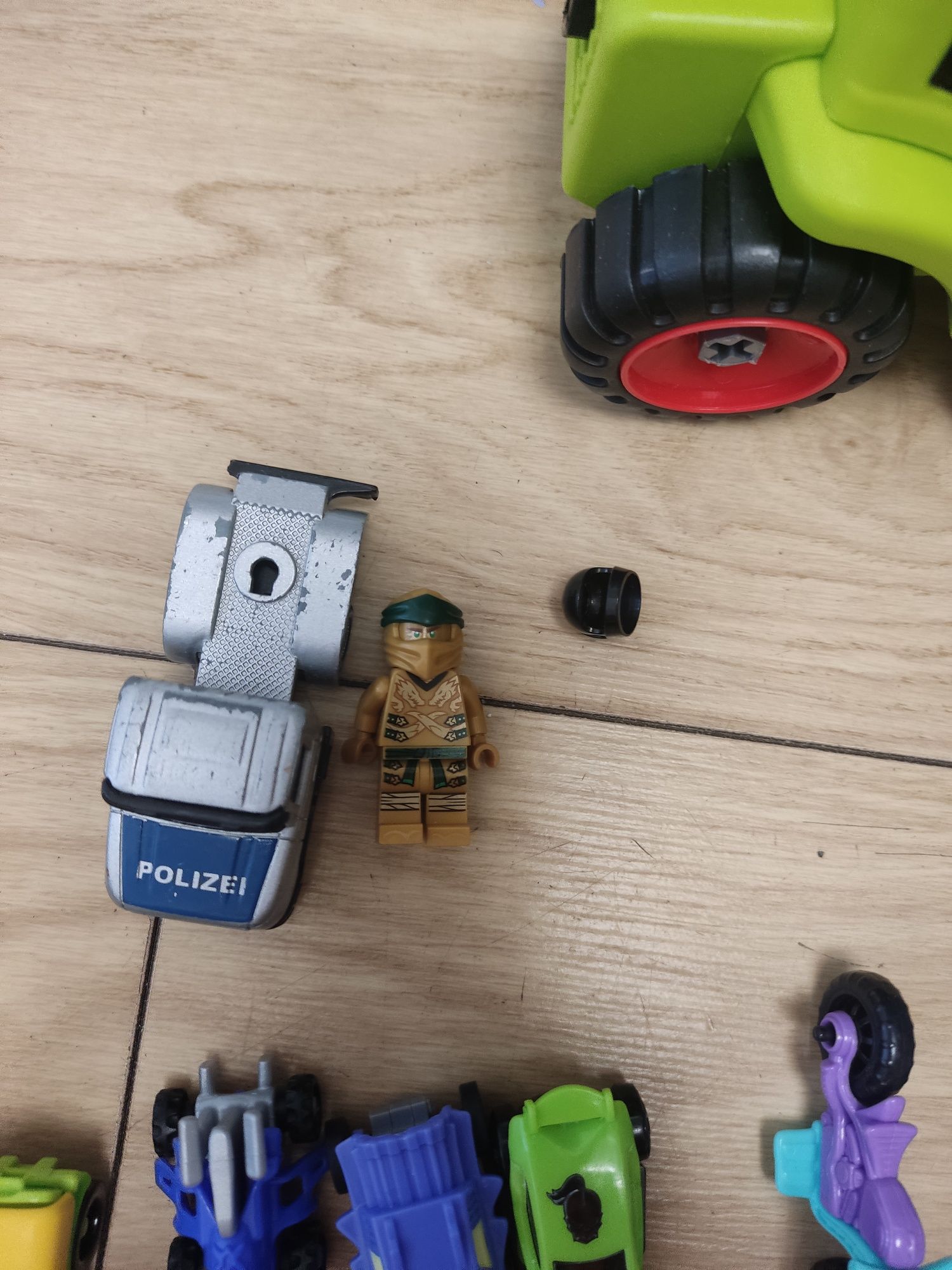 Zestaw aut, autek, ludzik lego