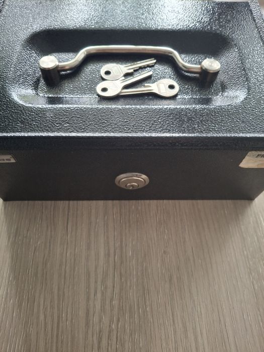Kasetka na pieniądze z podwójnym dnem