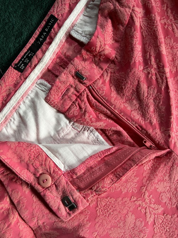 Różowe spodnie garniturowe Zara. 34, niski stan, wzor 3D