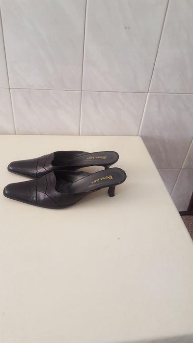 Sapatos de salto abertos a trás