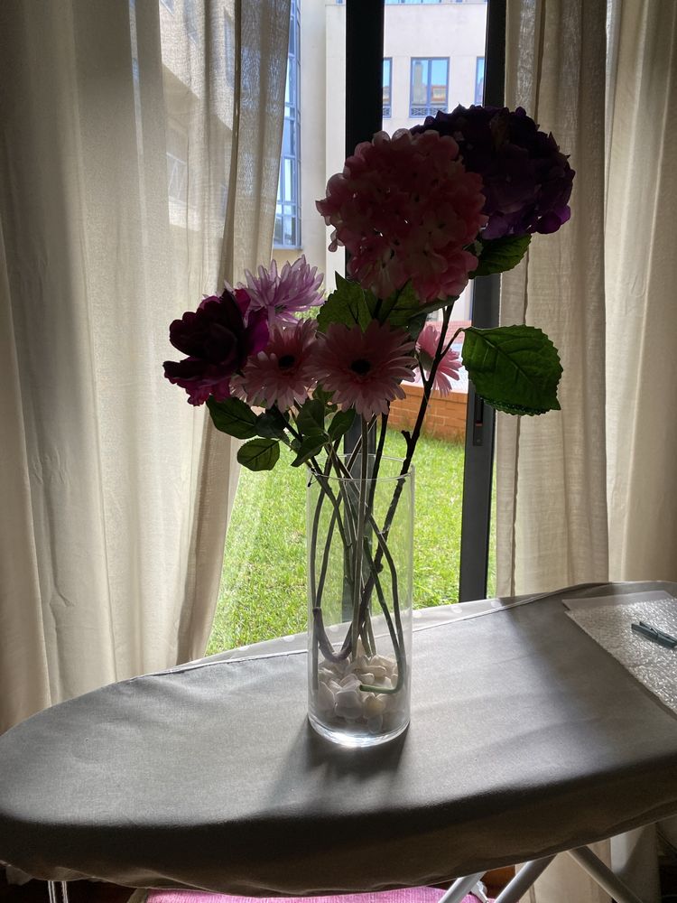 Jarra em vidro tamaanho grande , com flores varias.