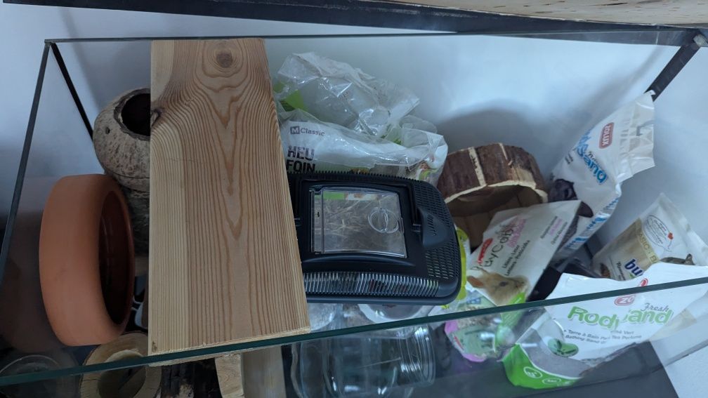 Akwarium dla mysoskoczków z kompletem wyposażenia. Stolik/szafka pod