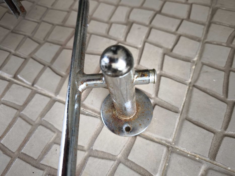 Estante metálica com prateleiras de vidro (dimensões na foto)