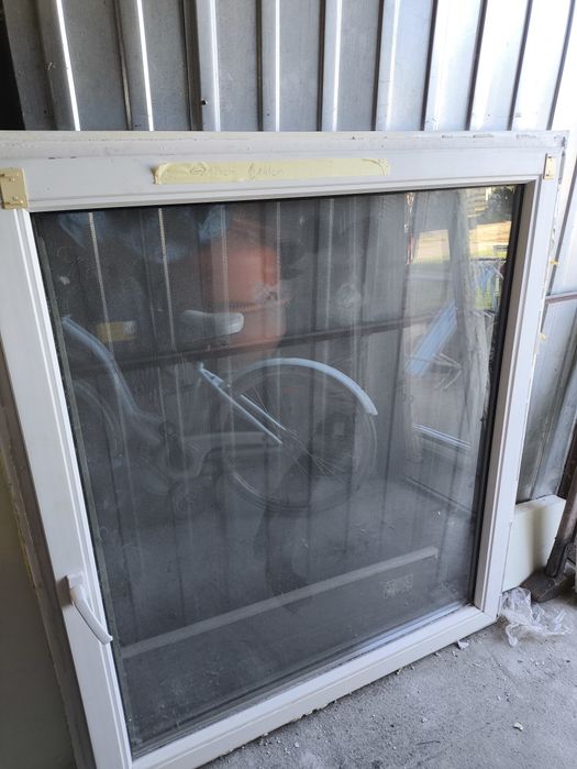 Okna dwuszybowe PCV z demontazu z moskitera i parapetem wew.