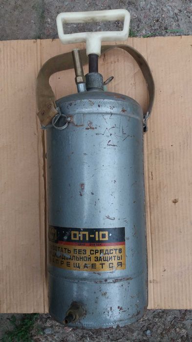 Продам опрыскиватель садовый металлический