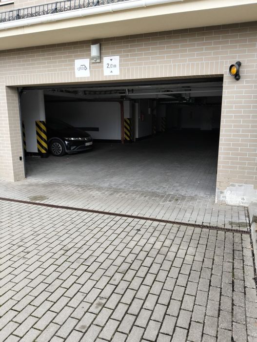 Wynajmę miejsce postojowe w hali garażowej z komórką