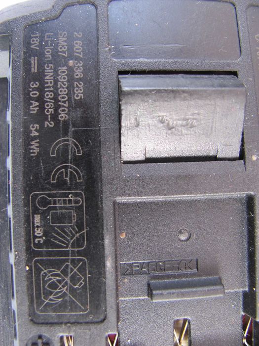 Зарядні з акумуляторами до інструменту