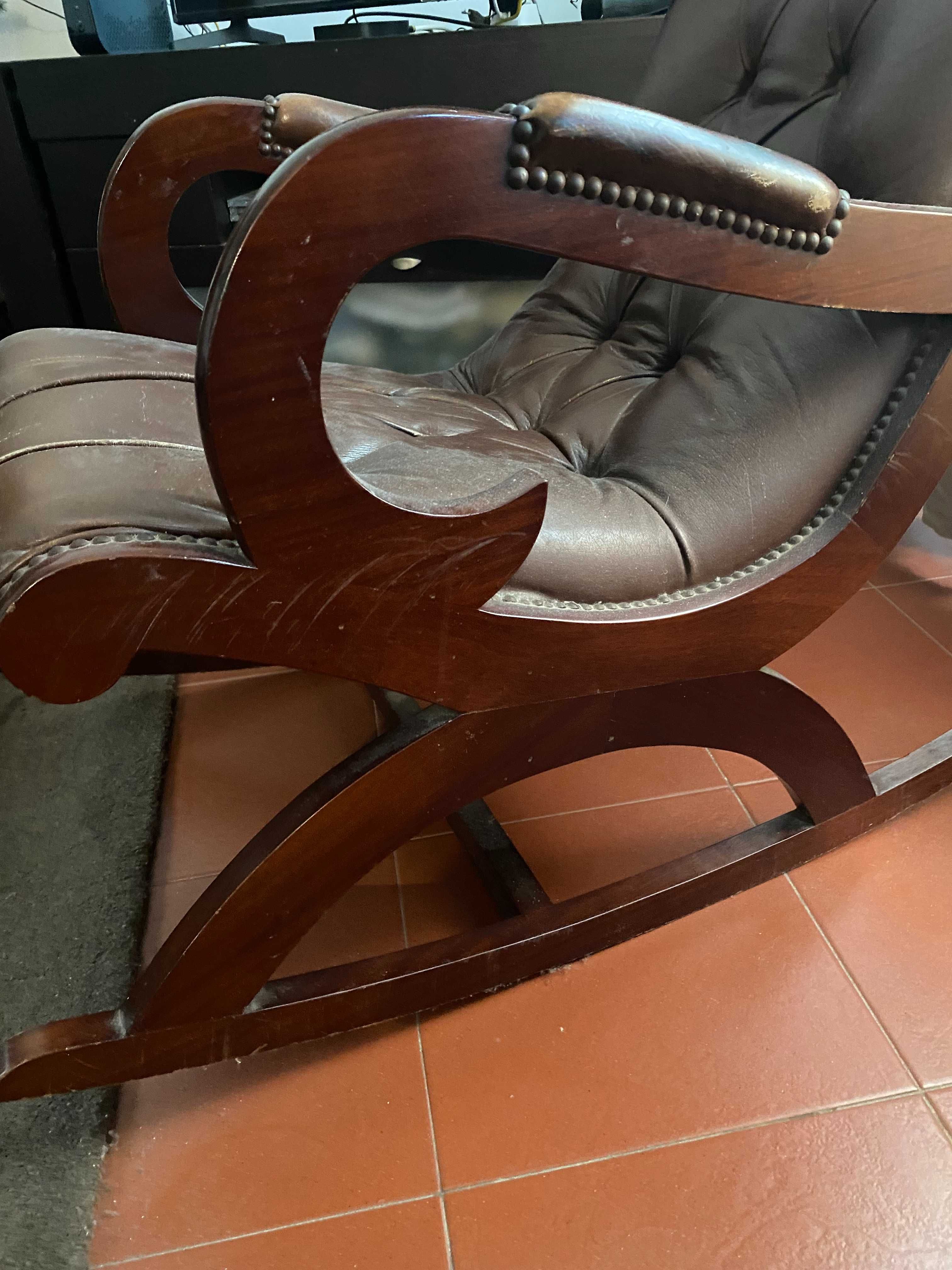 Cadeira de baloiço Chesterfield antiga