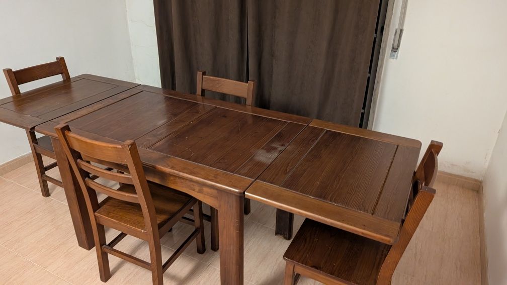 Mesa de jantar extensível + 4 cadeiras