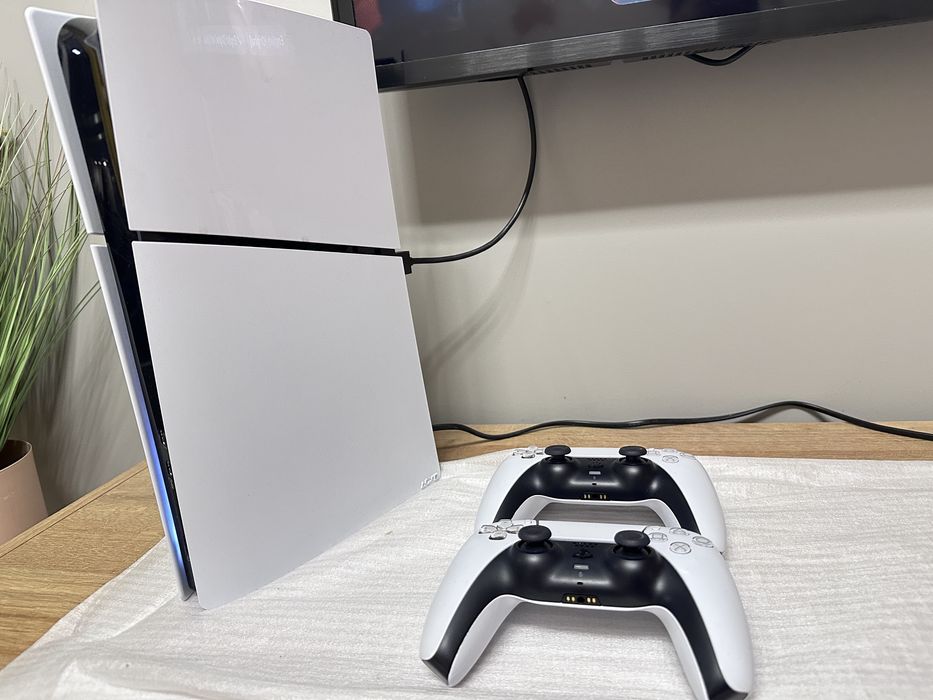 PS5 Slim Digital Edition 1TB + 2 pady na gwarancji