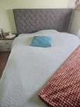Quarto com cama Guarda roupa e mesinha
