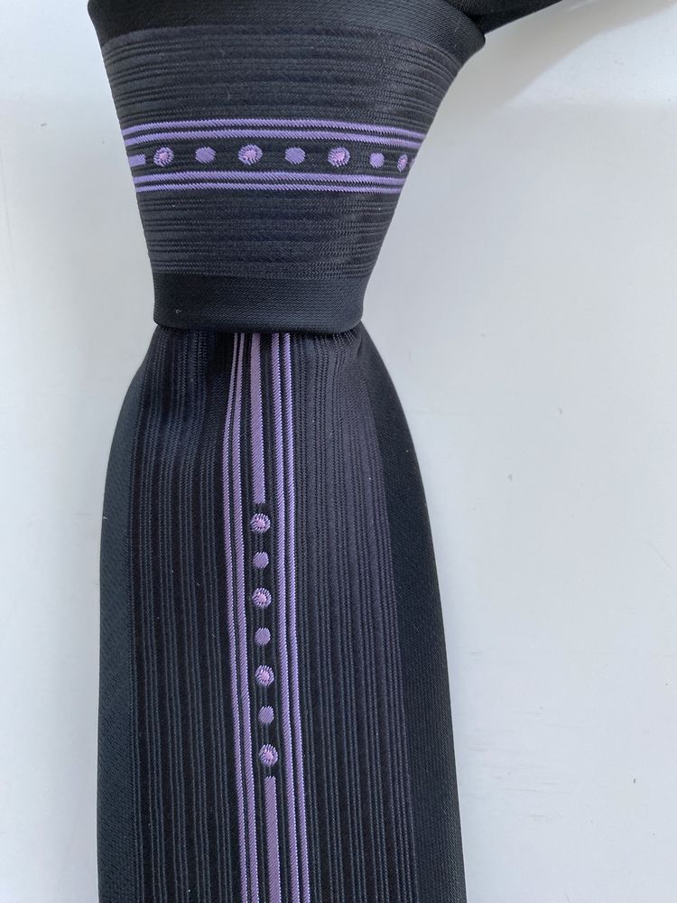 Krawat męski nowy 6 cm szerokość kolor czarny za wzór fiolet