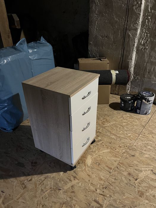 Szafka nocna na kółkach