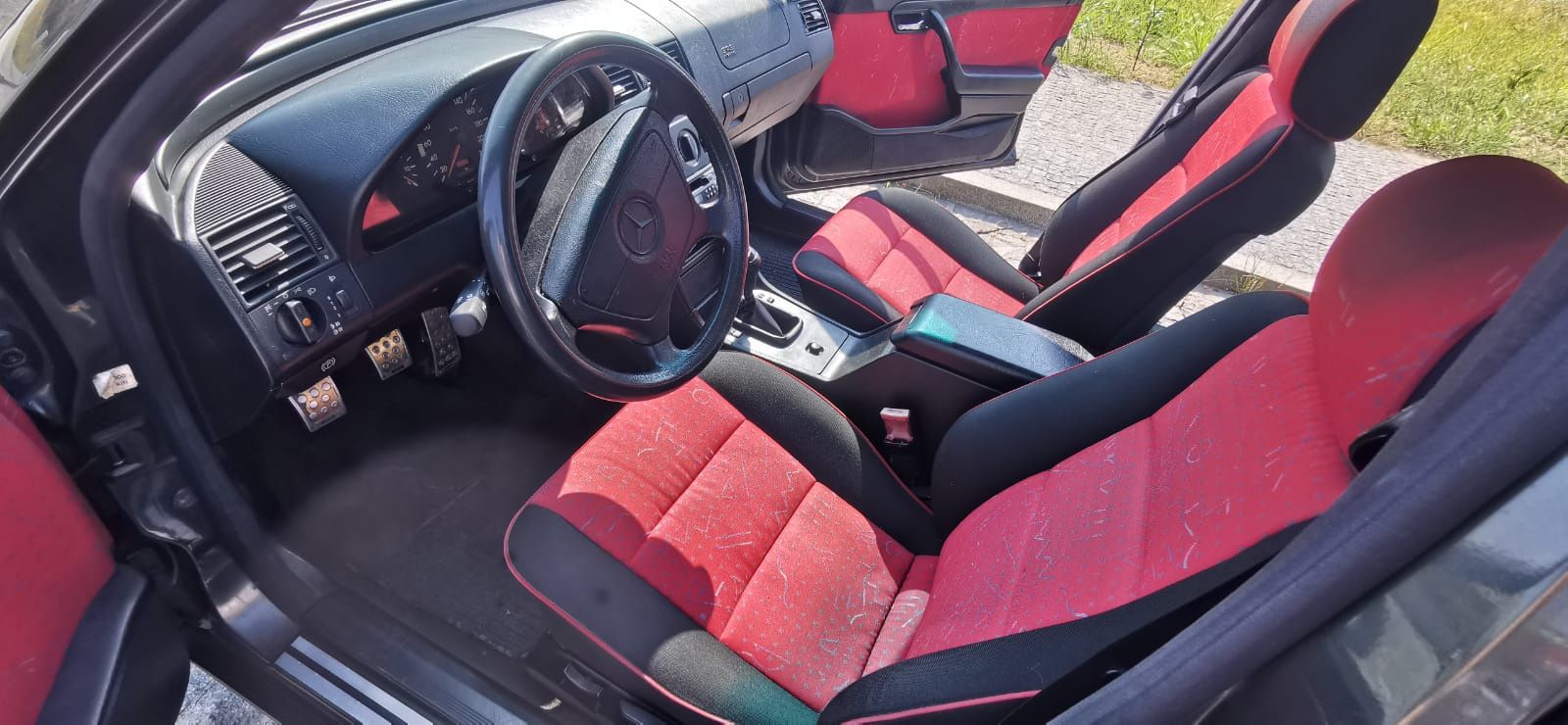 Mercedes C200, em bom estado.