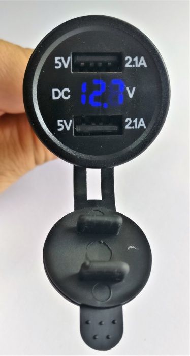 Tomada carregador 4,2A duplo USB c/ ou s/ voltímetro digital - NOVOS