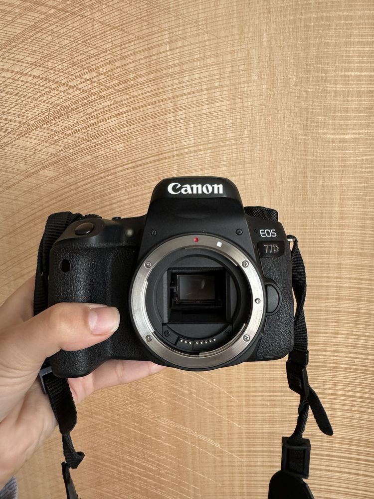 Фотоапарат Canon 77D