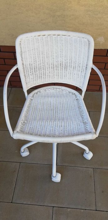 krzesło biurowe białe metalowe fotel kręcony biurko dla dziecka