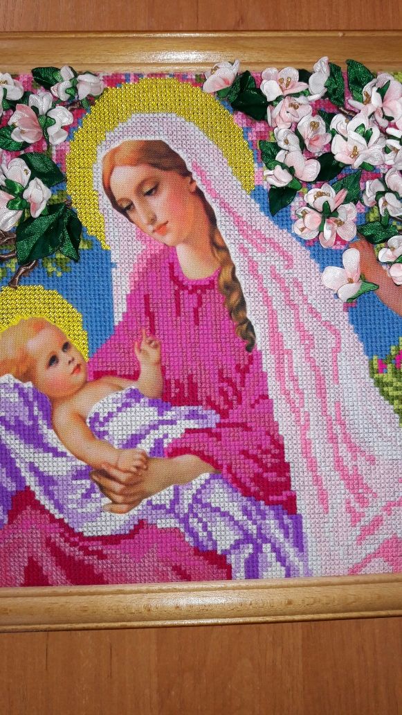 Картина " Богородиця з немовлям " вишита хрестиком бісером , декоратив