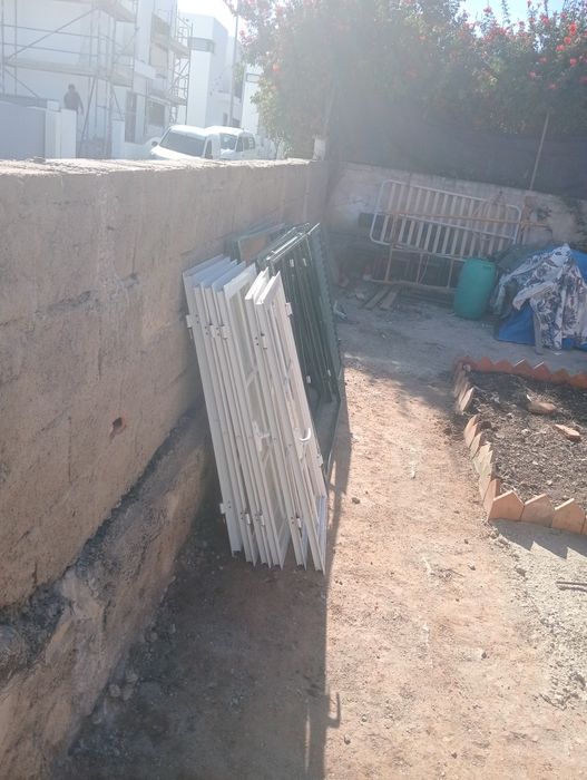 3 janelas e portadas branco e verde