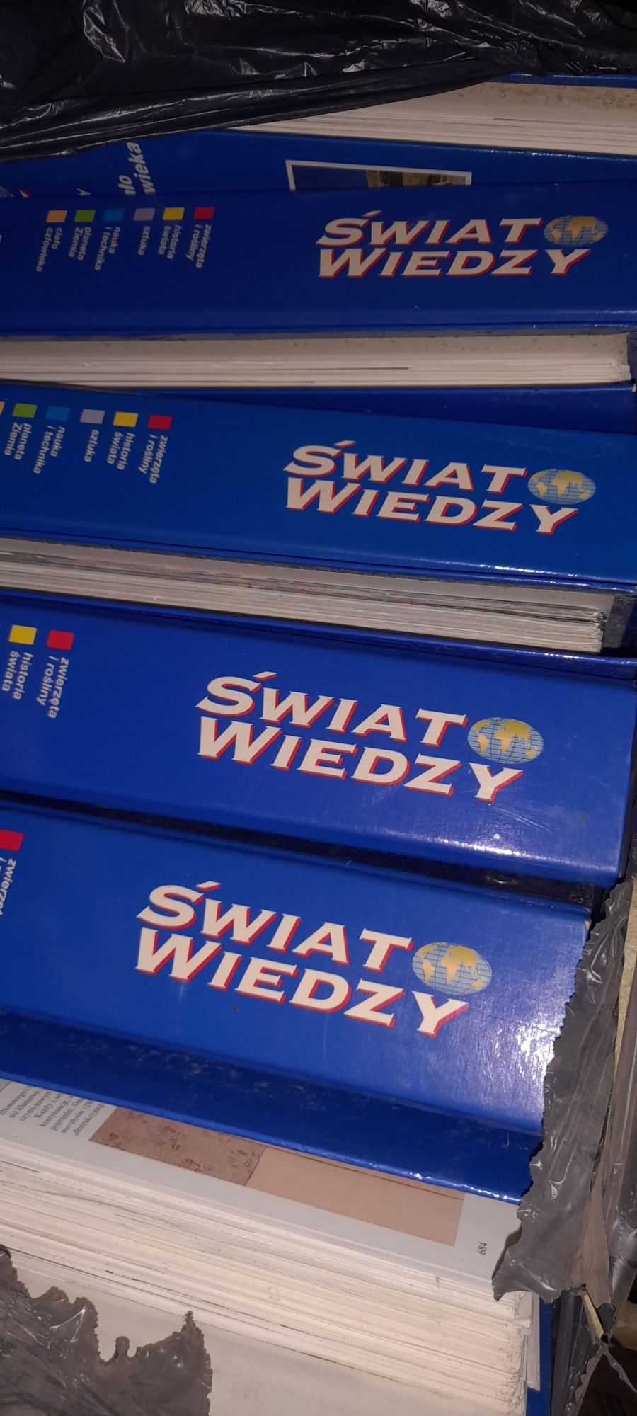 Świat Wiedzy 9 segregatorów